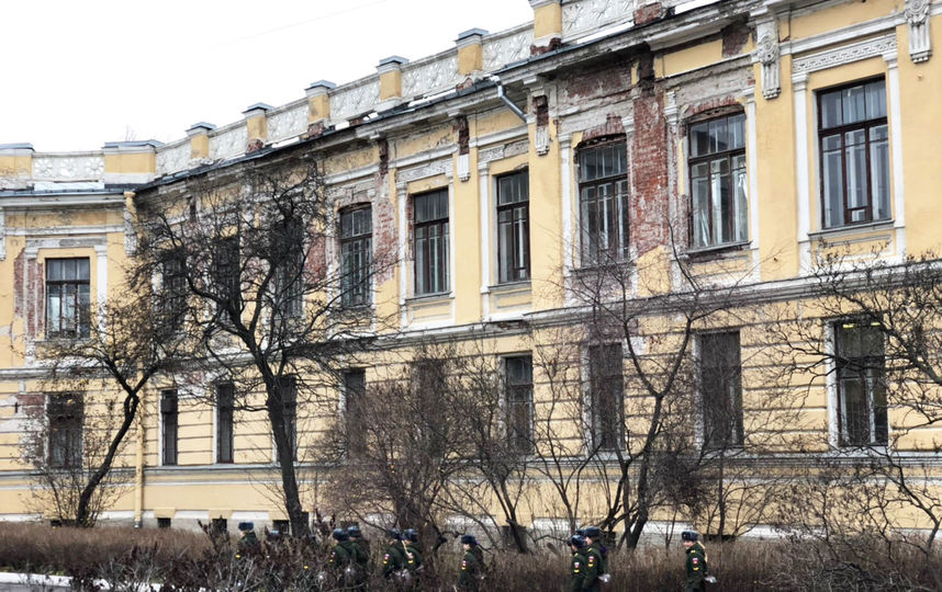 В Петербурге рушится фасад здания Военной академии связи. Фото предоставлено активистами, vk.com