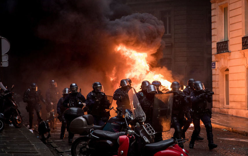 Огни гирлянд и пожаров: Франция после погромов. Фото Getty