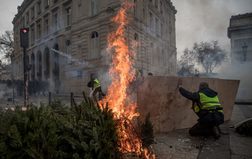 Огни гирлянд и пожаров: Франция после погромов. Фото Getty