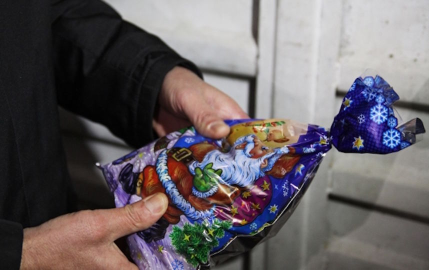 Специалисты не рекомендуют покупать для детей карамель и леденцы, а также кондитерские изделия, содержащие более 0,5% алкоголя. Фото РИА Новости