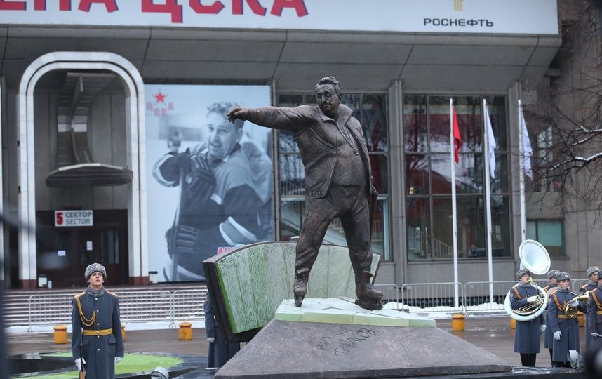 Памятник Анатолию Тарасову. Фото Василий Кузьмичёнок