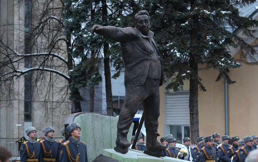 Памятник Анатолию Тарасову. Фото Василий Кузьмичёнок