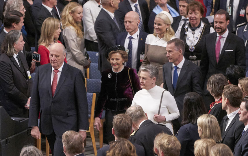 Члены королевской семьи Норвегии - король Харальд с женой и его сын с супругой. Фото Getty