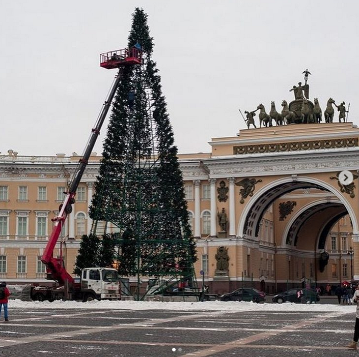 На Дворцовой площади начали собирать главную ёлку города. Фото скриншот www.instagram.com/spb.event/