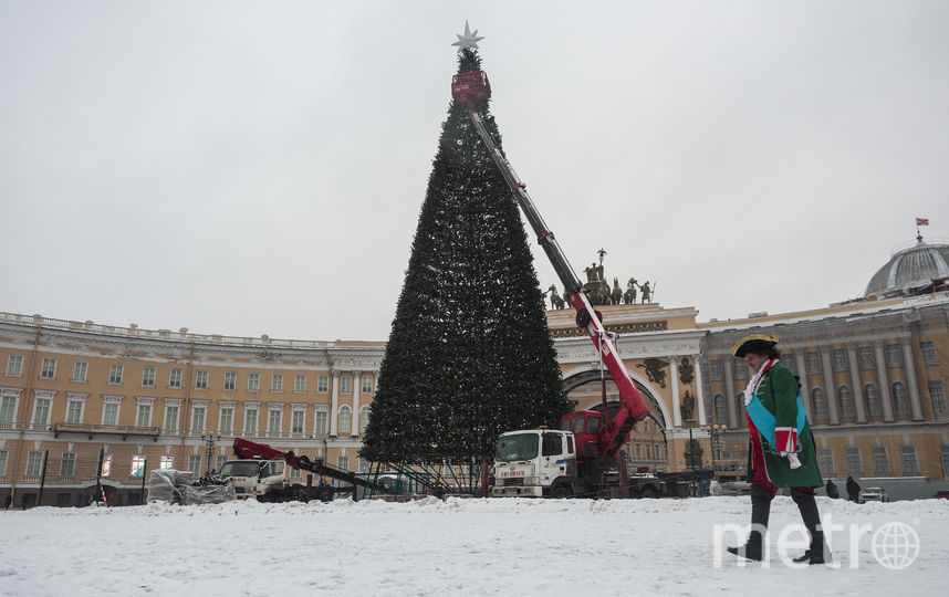На Дворцовой площади начали украшать главную ёлку. Фото Святослав Акимов., "Metro"