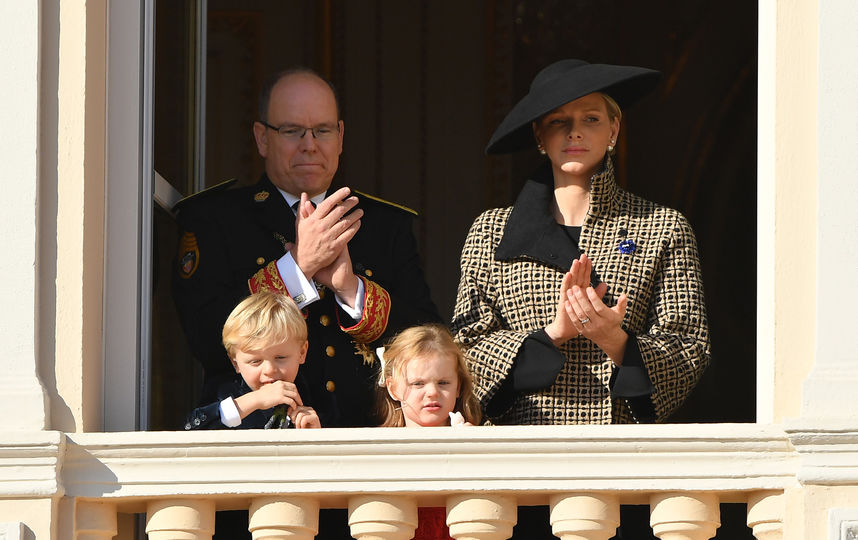Принц Монако Альбер, его супруга княгиня Монако Шарлен и их маленькие дети. Фото Getty
