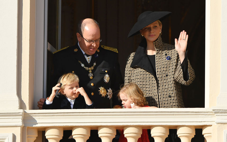 Принц Монако Альбер, его супруга княгиня Монако Шарлен и их маленькие дети. Фото Getty