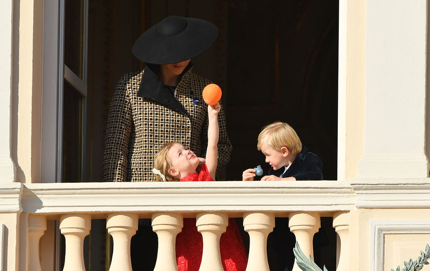 Княгиня Монако Шарлен и ее маленькие дети. Фото Getty