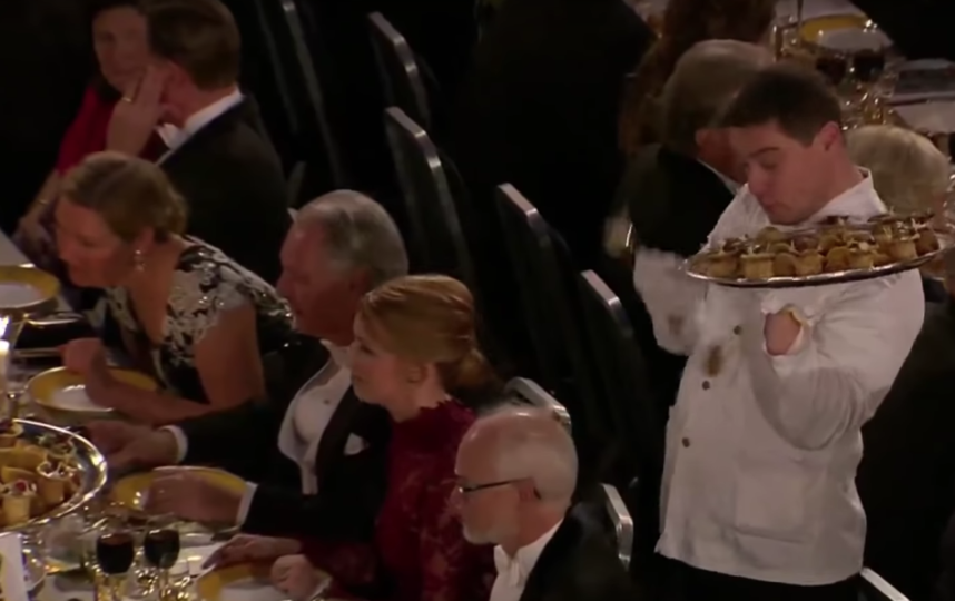 Ужин по случаю вручения Нобелевской премии. Фото Скриншот, Скриншот Youtube