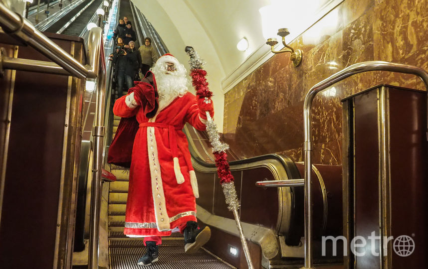 В петербургское метро спустился Дед Мороз. Фото Святослав Акимов., "Metro"