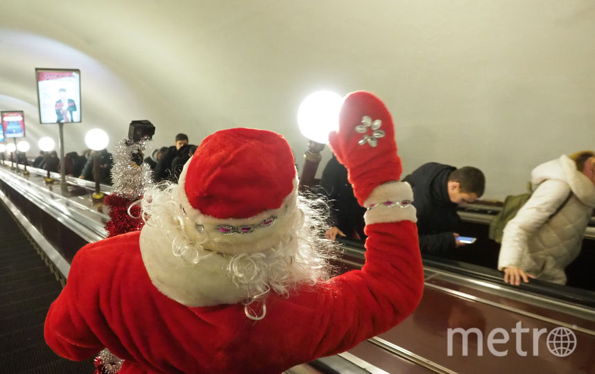 В петербургское метро спустился Дед Мороз. Фото Святослав Акимов., "Metro"