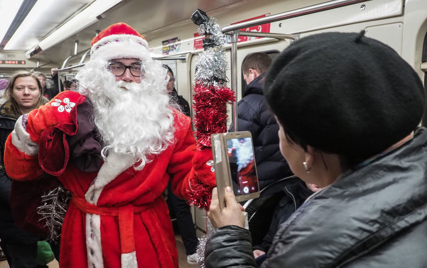 В петербургское метро спустился Дед Мороз. Фото Святослав Акимов., Getty