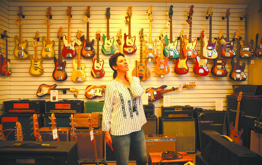 Cвятая святых – коллекция винтажных гитар, в которую входят десятки инструментов, представляющих историю развития мировой рок-музыки XX века. Фото  Василий Кузьмичёнок, пресс-служба «нашего радио»