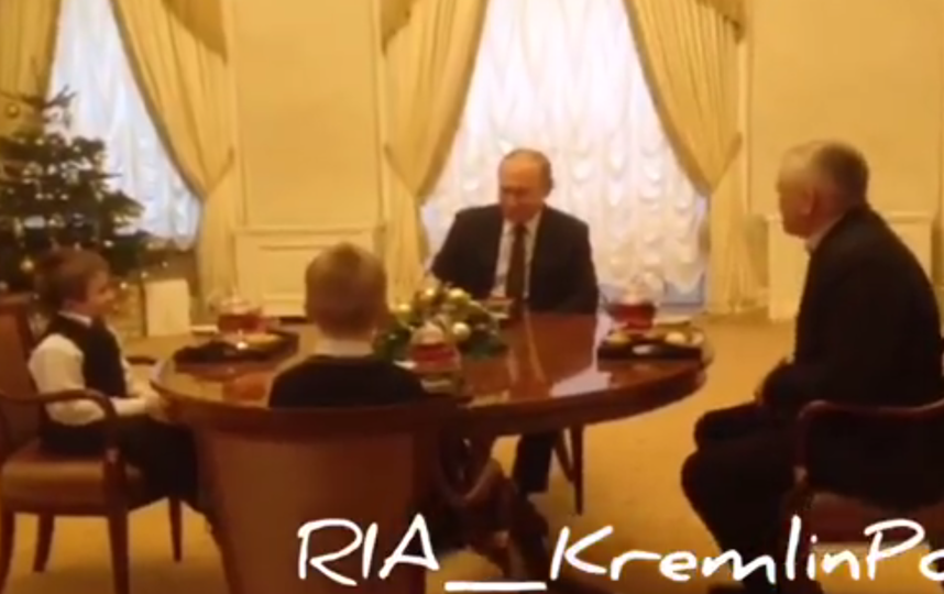 Владимир Путин исполнил мечту тяжелобольного ребенка. Фото скриншот видео www.facebook.com/riakremlinpool.rianovosti/