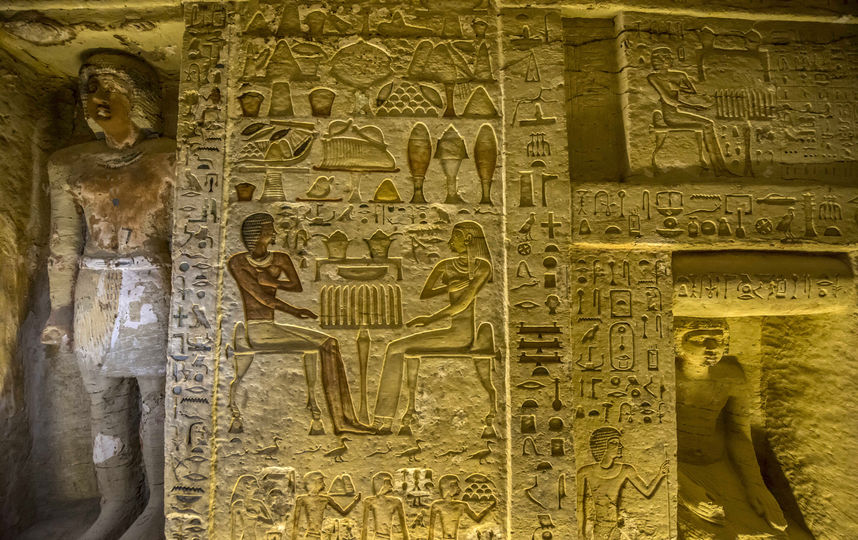 Стены гробницы украшены разноцветными фресками и иероглифами. Фото AFP