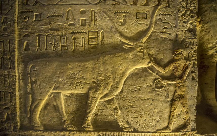 Стены гробницы украшены разноцветными фресками и иероглифами. Фото AFP