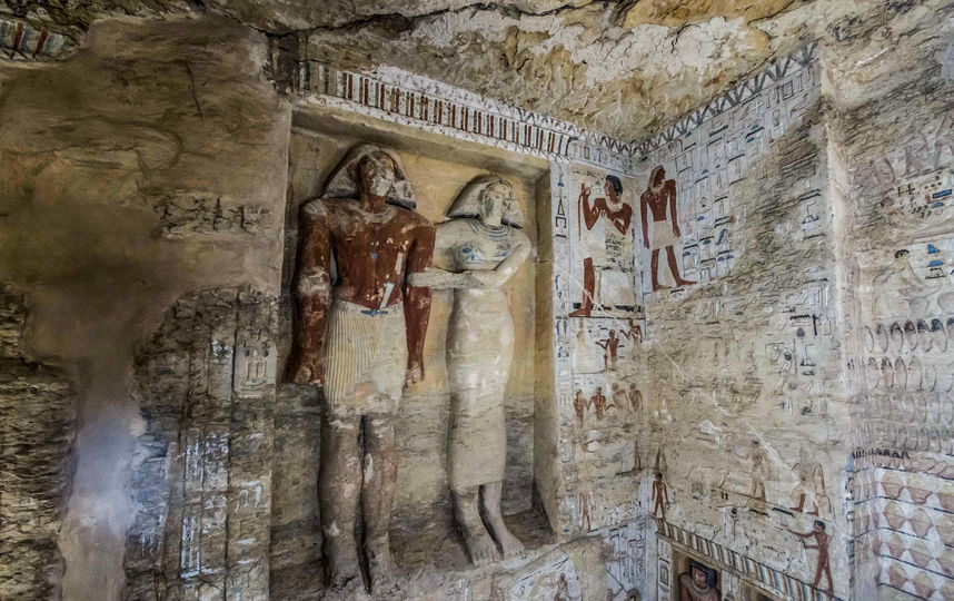 Внутри археологи обнаружили статуи фараонов и иероглифы на стенах. Фото AFP
