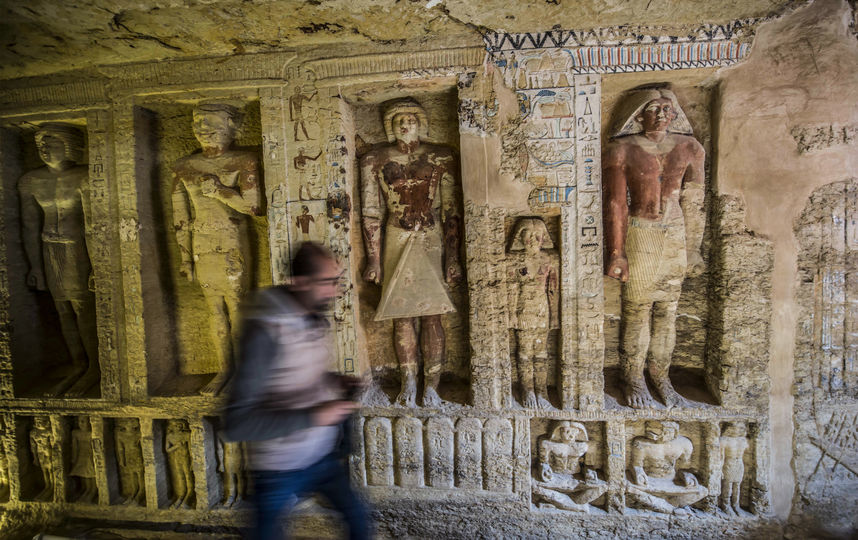 Внутри археологи обнаружили статуи фараонов и иероглифы на стенах. Фото AFP