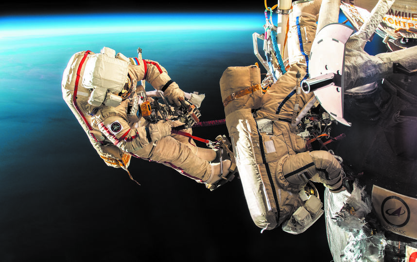 11 декабря  космонавты Роскосмоса Олег Кононенко и Сергей Прокопьев успешно выполнили операцию по выходу в открытый космос. Они обследовали внешнюю поверхность Международной космической станции и корабля. Фото Роскосмос, vk.com