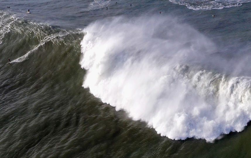 Волны здесь достигают высоты 15-18 метров. Фото Getty