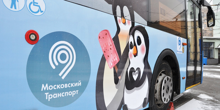 Автобусы украсили к Новому году. Фото mos.ru