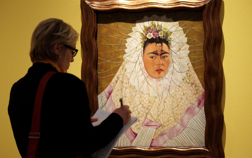 Фрида Кало славилась автопортретами. Один из них рассматривает посетитель выставки в Берлине (архивное фото). Фото Getty