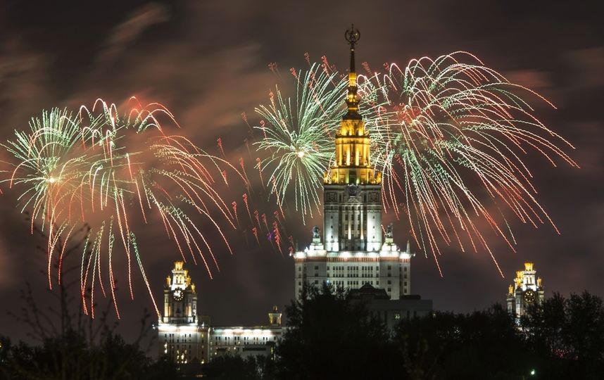 Более 10 тысяч салютных залпов осветят небо столицы в новогоднюю ночь. Фото Getty