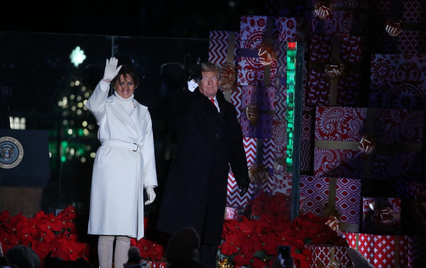 Мелания Трамп в ослепительно-белом наряде зажгла огни на главной рождественской ели США. Фото Getty