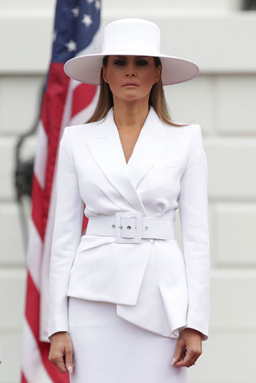 Мелания Трамп в необычной шляпе стала мемом. Фото Getty