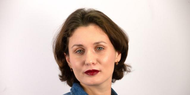 Пример новогоднего макияжа с акцентом на губах и лёгким сиянием кожи. Пример новогоднего макияжа с акцентом на губах и лёгким сиянием кожи.