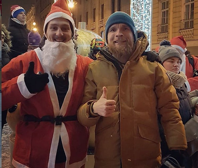 В Петербурге прошел традиционный забег Дедов Морозов. Фото скриншот www.instagram.com/bosotaa88/