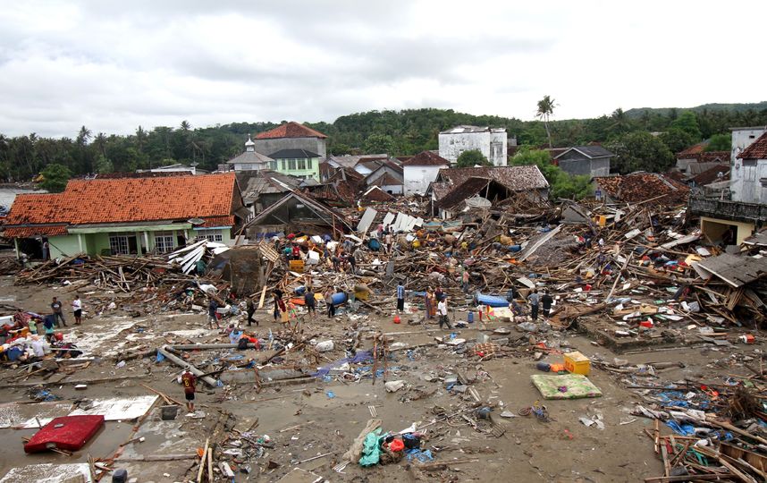 Число жертв цунами в Индонезии возросло до 281 человек. Фото AFP