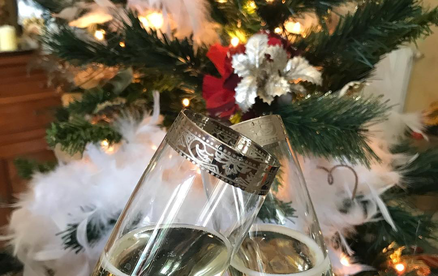 1–5 января показываем, как мы красиво отмечаем Новый год. Очень хорошо смотрятся бокалы шампанского на фоне украшенной ёлки. Фото instagram/artenologica