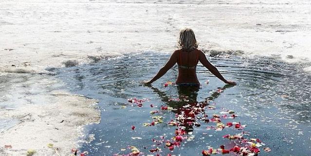 19 января – испытание для самых самоотверженных – купание в проруби. Обратите внимание, что немного креатива и романтики никогда не повредят. 19 января – испытание для самых самоотверженных – купание в проруби. Обратите внимание, что немного креатива и романтики никогда не повредят.