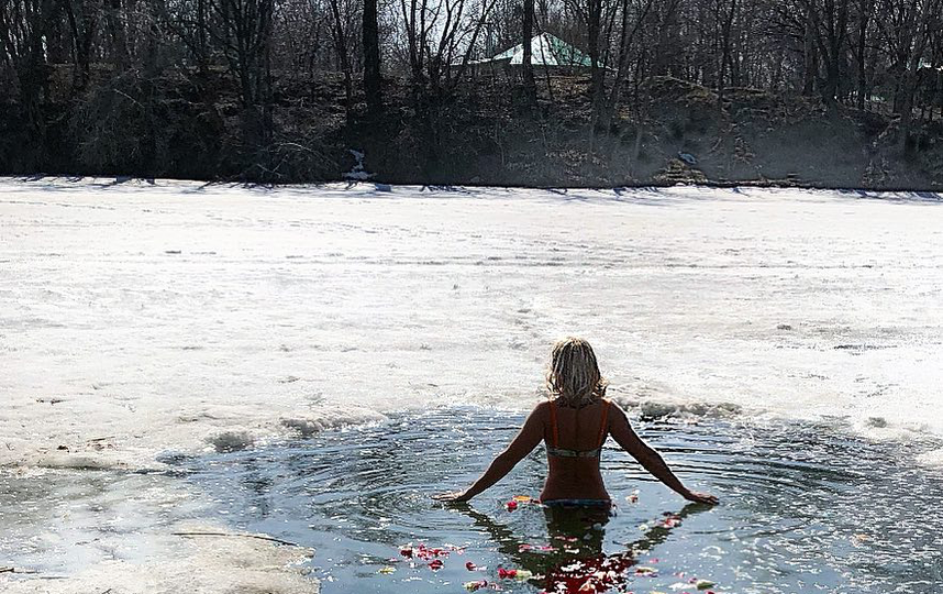 19 января – испытание для самых самоотверженных – купание в проруби. Обратите внимание, что немного креатива и романтики никогда не повредят. Фото instagram/victoriya_oz