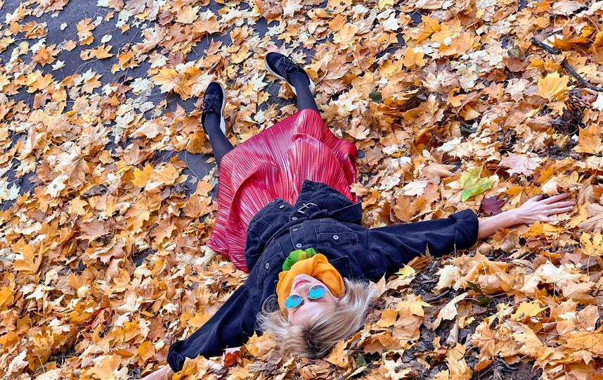 Селфи с падающими разно-цветными листьями – классика сезона. Фото instagram/m_i_l_e_n_a__k
