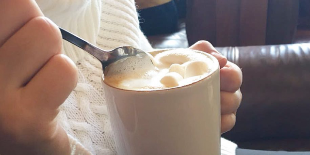 Время фотографироваться в кофейнях – надевайте уютный свитер и заказывайте себе что-то навороченно-молочно-кофейное и соблазнительное.
