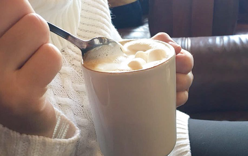 Время фотографироваться в кофейнях – надевайте уютный свитер и заказывайте себе что-то навороченно-молочно-кофейное и соблазнительное. Фото instagram/juliashonce