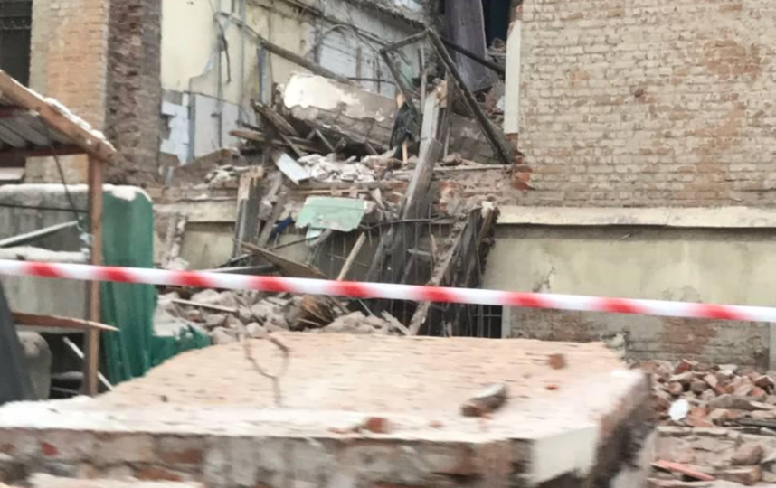 В Петербурге при сносе здания стена обрушилась на проезжую часть. Фото https://vk.com/spb_today
