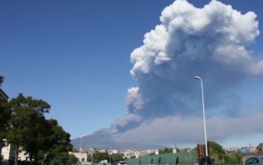 На Сицилии активизировался вулкан Этна. Фото скриншот видео www.iz.ru