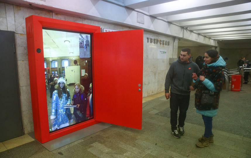 В московском метро установили портал для игры в крестики-нолики. Фото Василий Кузьмичёнок