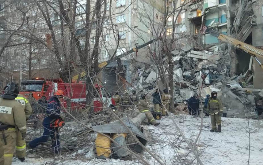 В жилом доме в Магнитогорске обрушился подъезд, под завалами люди. Фото AFP