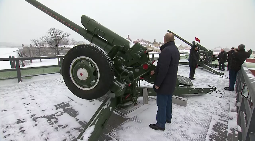 Мой дед стрелял из пушки. Мой дед стрелял из пушки. Пушка петропавловской крепости выстрел. Пушка стреляет. Мой дед стрелял из пушки.