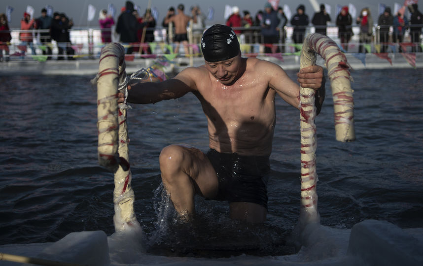 Купание в проруби. Фото AFP