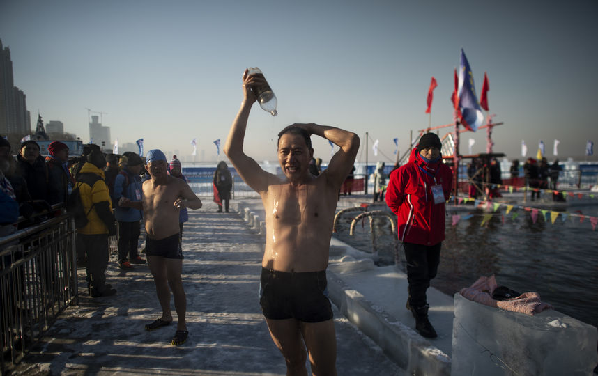 Купание в проруби. Фото AFP