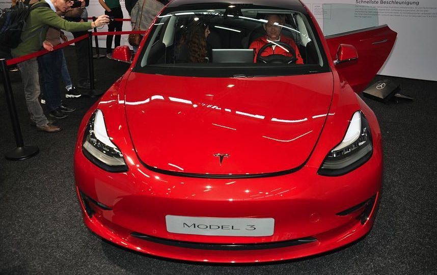 Автосалон в Вене (Vienna Autoshow 2019). Tesla model 3. Фото Getty