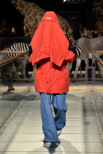 Мир глазами Демны Гвасалии - показ Vetements на неделе мужской моды в Париже. Фото Getty