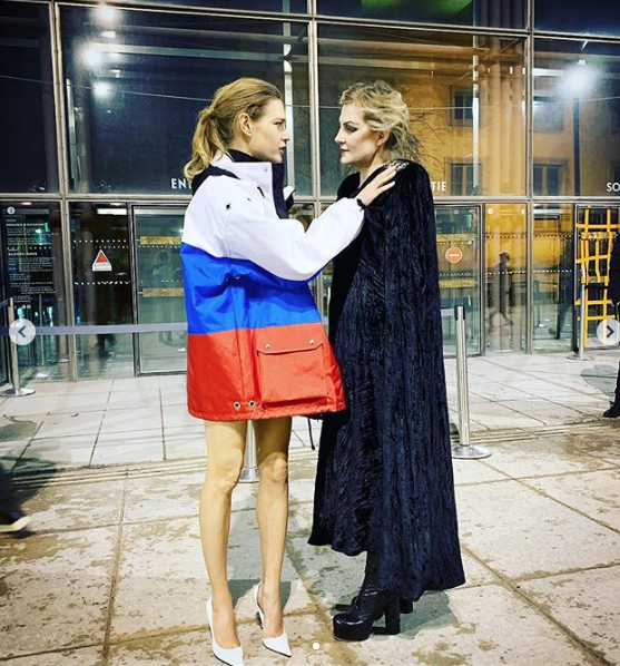 Наталья Водянова и Рената Литвинова на показе Vetements. Фото https://www.instagram.com/p/Bsv_s8tHuSD/