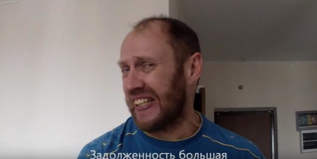 Алексей Ивлев снимает то самое видео, которое помогло ему справиться с ипотекой.