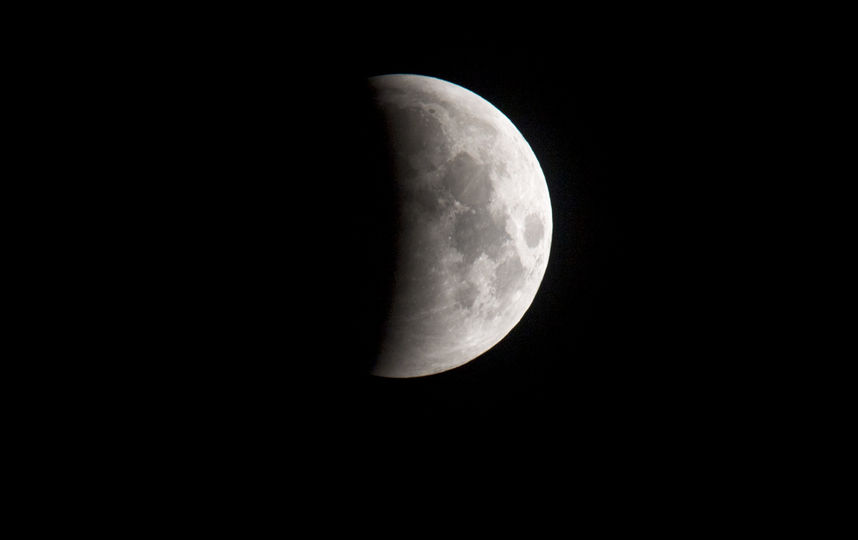 Кровавая Луна и затмение. Так выглядело затмение в британском Манчестере. 21 января 2019 года. Фото Getty